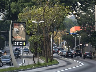 Trânsito de veículos na Avenida Rebouças e relógio digital com indicação da condição atmosférica Local: São Paulo - SP Data: 06/2016 Codigo:  72DM777 Autor: Delfim Martins